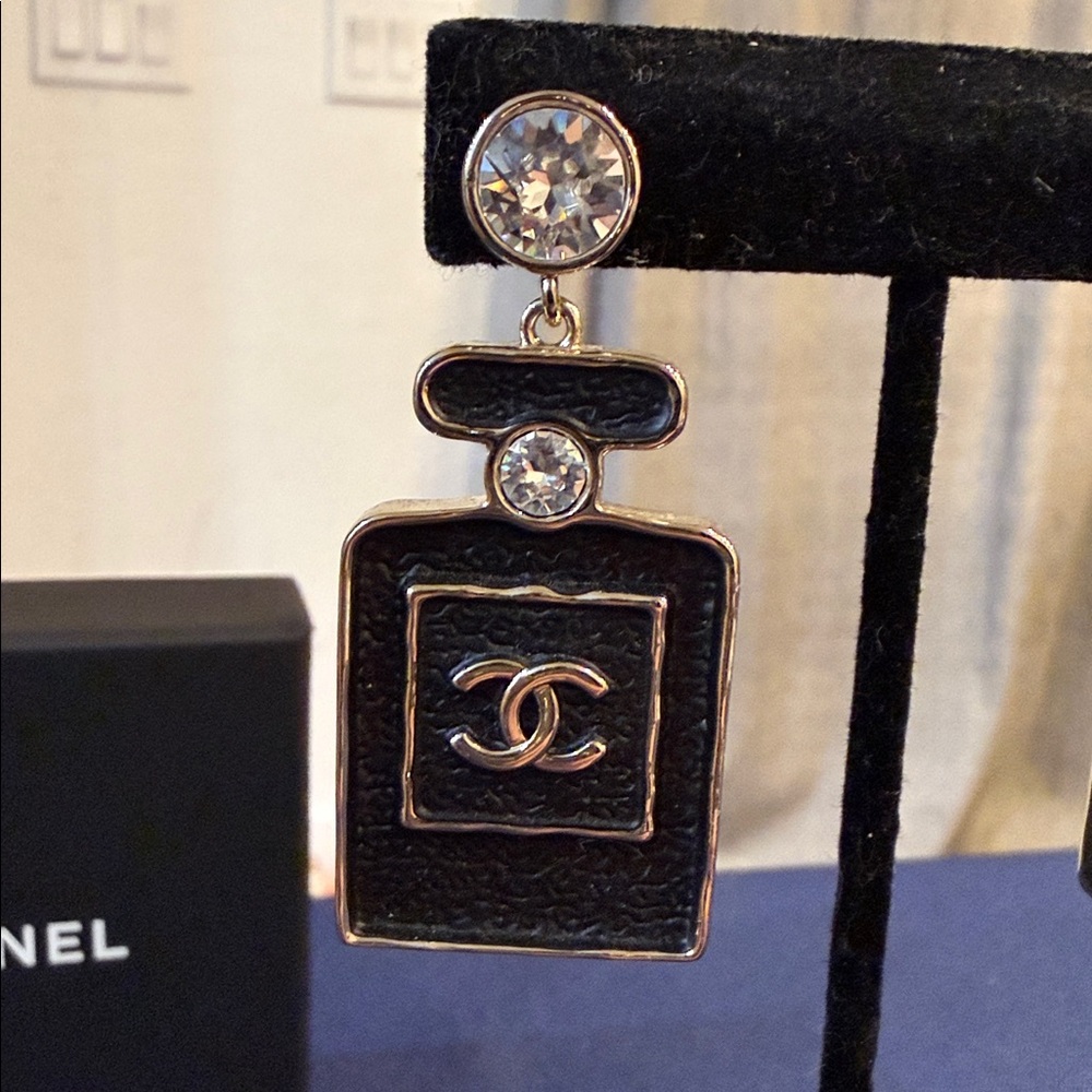 CHANEL | ✨NEW✨ 2023 Gold Plated & Leather Strass Perfume Bottle Earrings - Picture 2 of 7